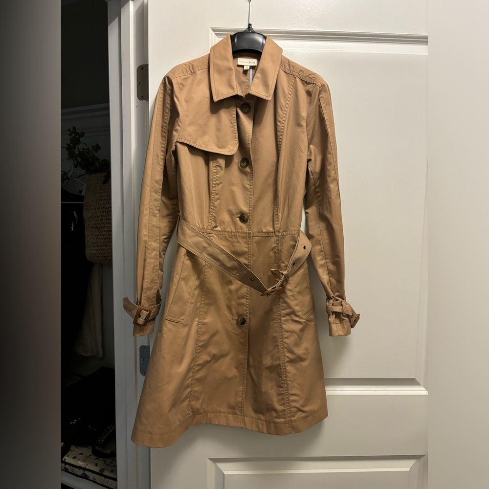 Classic rain coat. No stains or tears. Side pockets.